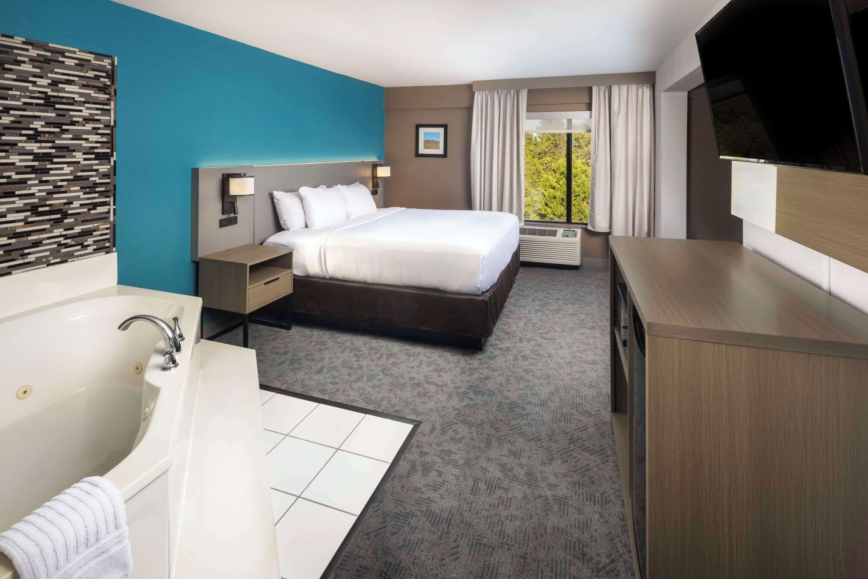 Escritorio, tabla de planchar con plancha, wifi gratis y ropa de cama 