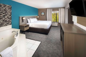 Suite, 1 très grand lit, non-fumeurs, bain à remous | Bureau, fer et planche à repasser, Wi-Fi gratuit, draps fournis