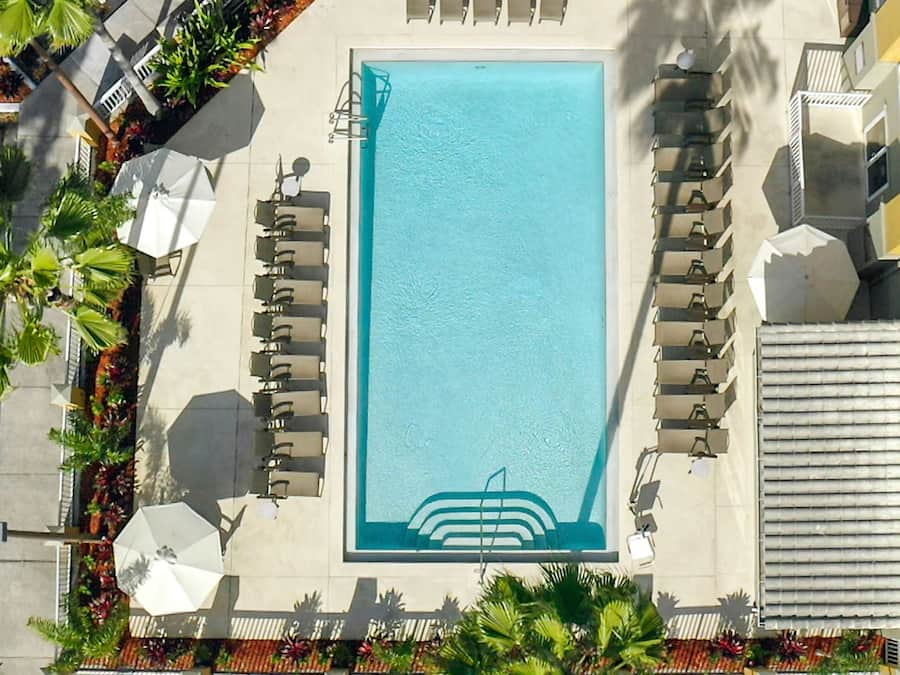 Piscina externa, funciona das 8h às 23h, guarda-sóis, espreguiçadeiras