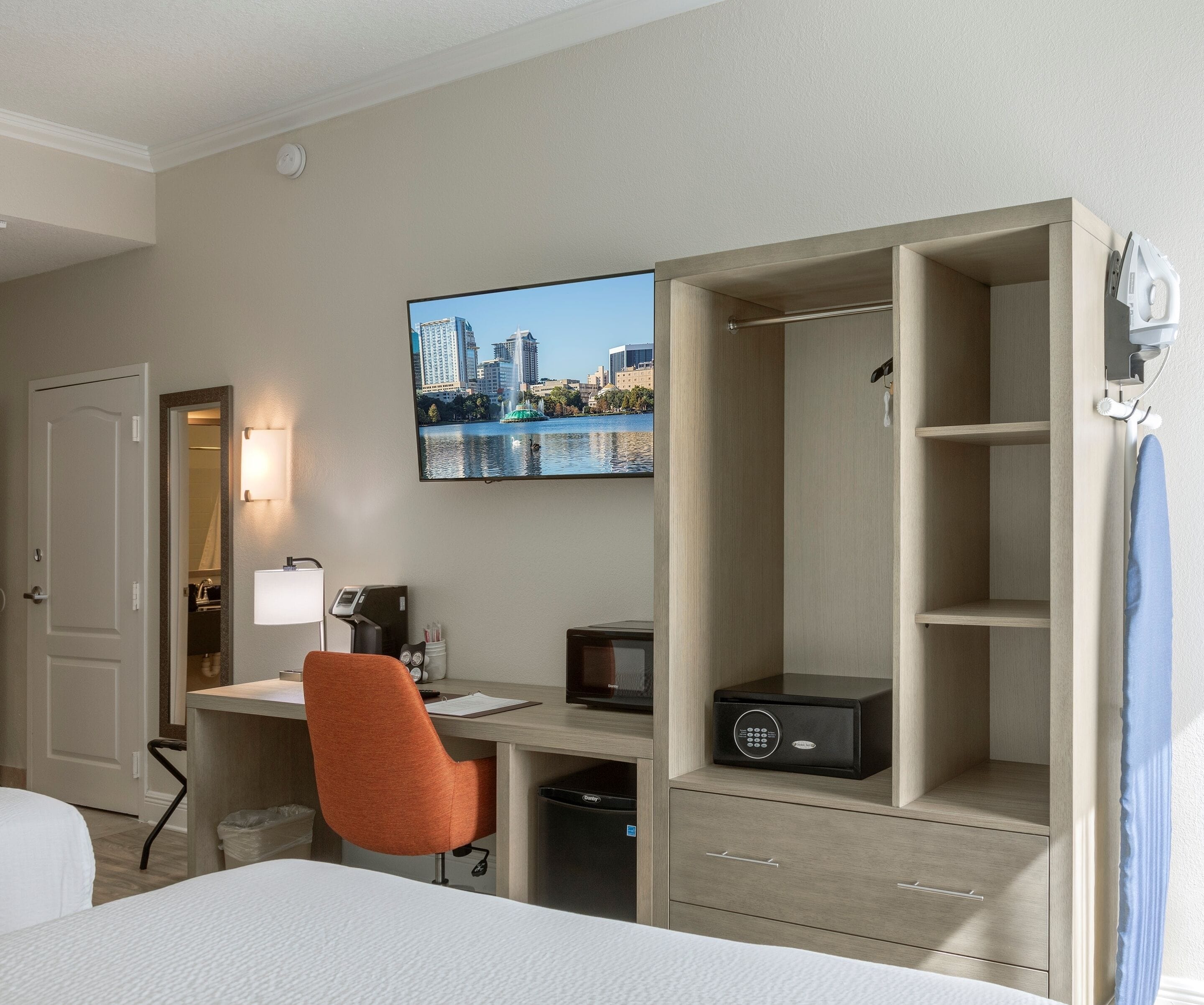 double room | 1 bedroom, pillow-top beds, in-room safe, desk