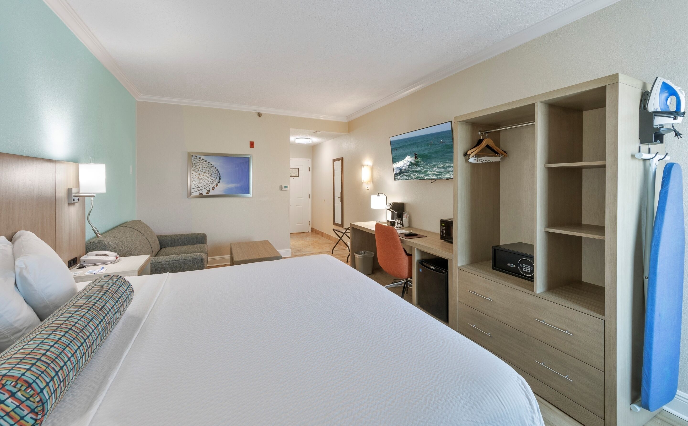 king room with twin sofa bed | 1 bedroom, pillow-top beds, in-room safe, desk