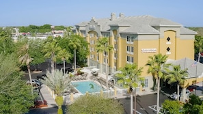 A hotel with a pool, outdoor seating, and a sign for 'Galleria'. - Galleria Palms Hotel (Kissimmee)