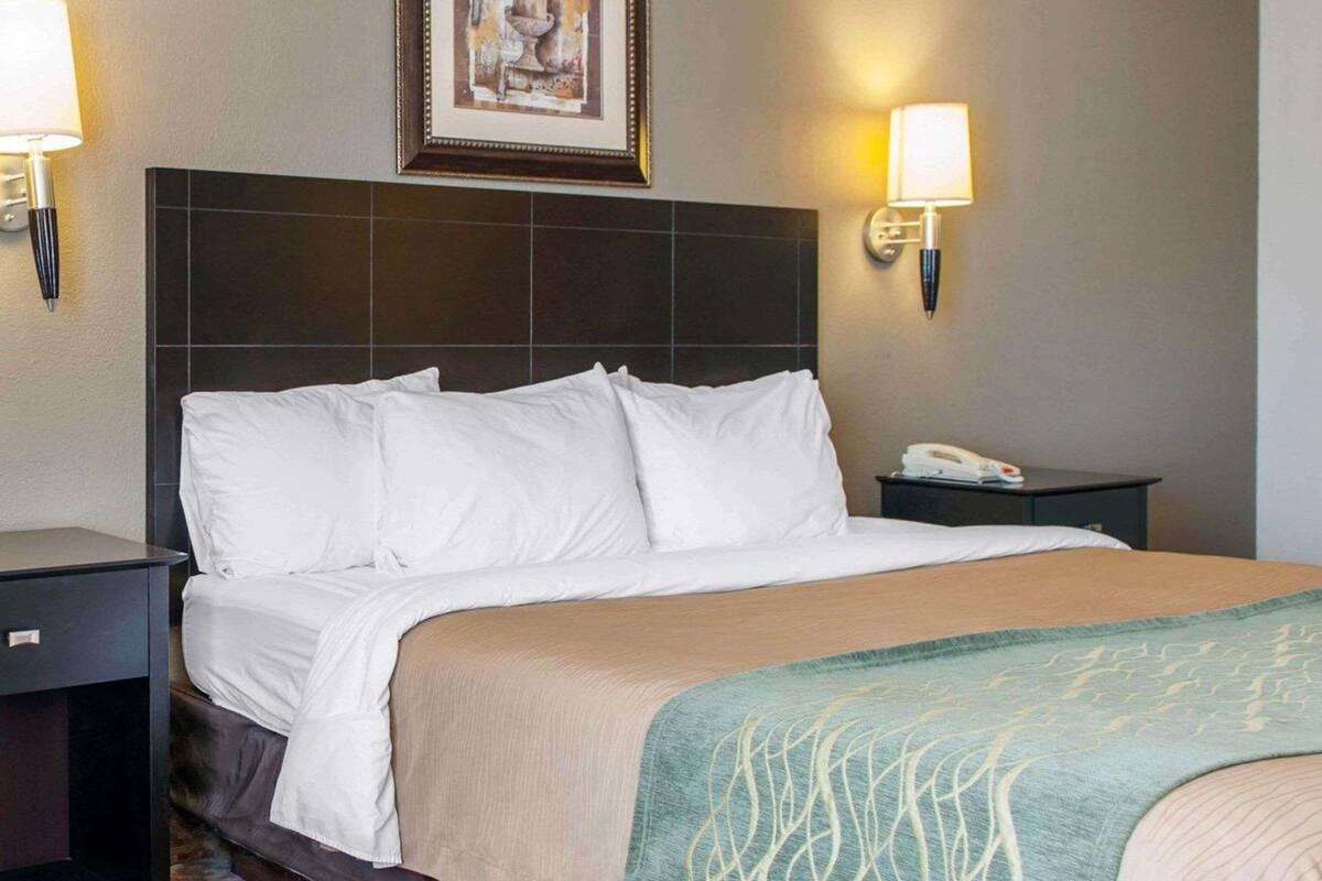 Meja kerja, setrika/meja setrika, dan tempat tidur bayi (biaya tambahan)
