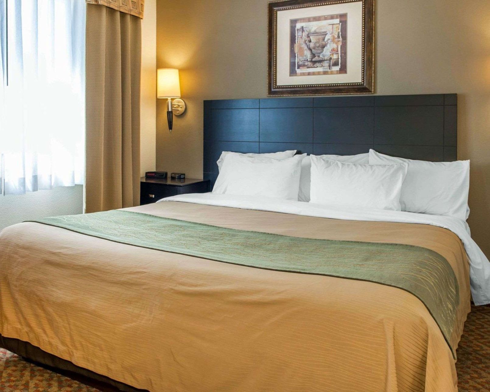 책상, 다리미/다리미판, 유아용 침대, 간이 침대