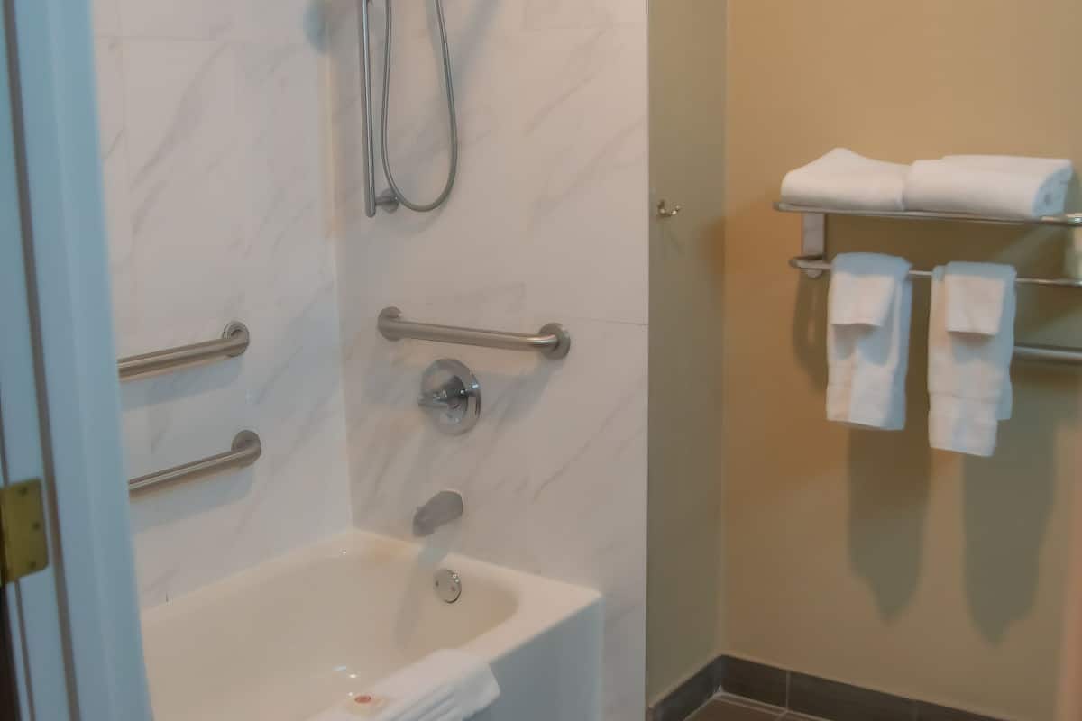 room, 1 king bed, accessible, non smoking | bathroom | hair dryer, towels