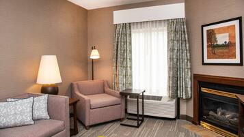 Suite, 1 King-Bett und 1 Schlafsofa, mit Kamin | Zimmersafe, Schreibtisch, laptopgeeigneter Arbeitsplatz