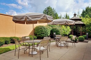 BBQ/picnic area - Courtyard by Marriott Detroit Pontiac/Auburn Hills (Pontiac)