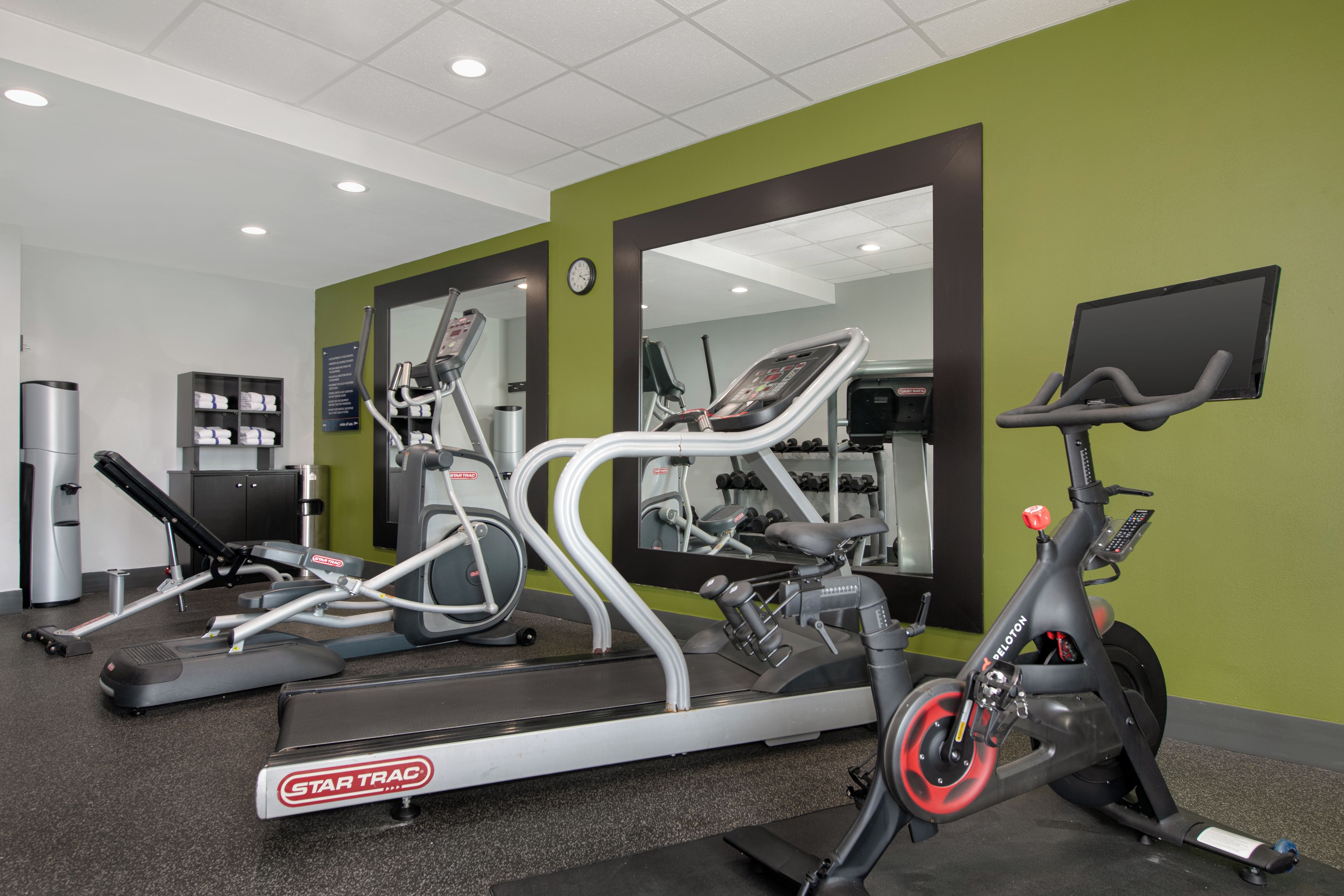 Una palestra con tapis roulant, ellittiche e cyclette.