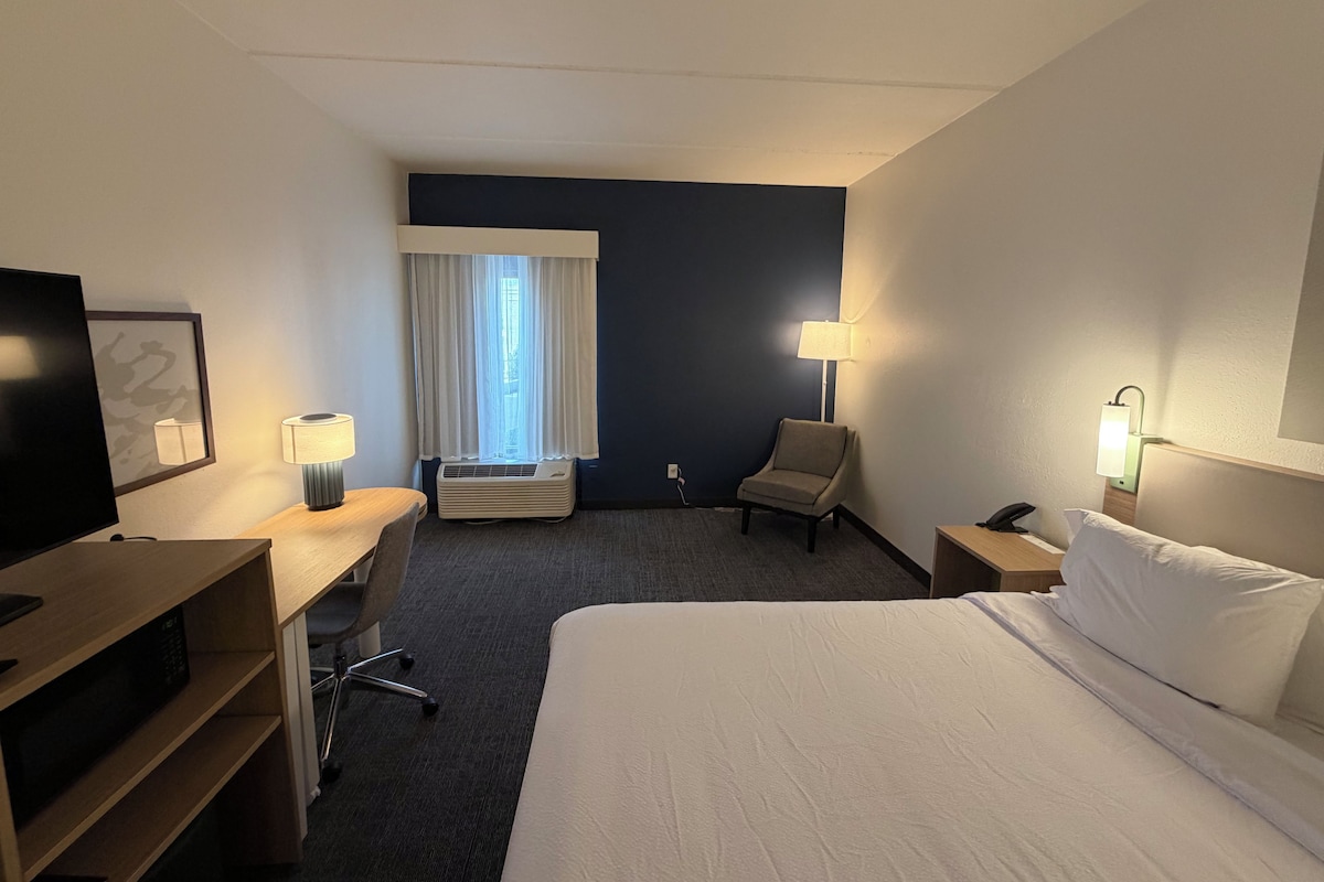 Room, 1 King Bed, Microwave | Desk, iron/ironing board, WiFi (free), alarm clocks