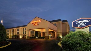 A Hampton Inn by Hilton hotel with a prominent neon sign, a well-lit entrance, and a parking lot. - Hampton Inn Franklin (Franklin)