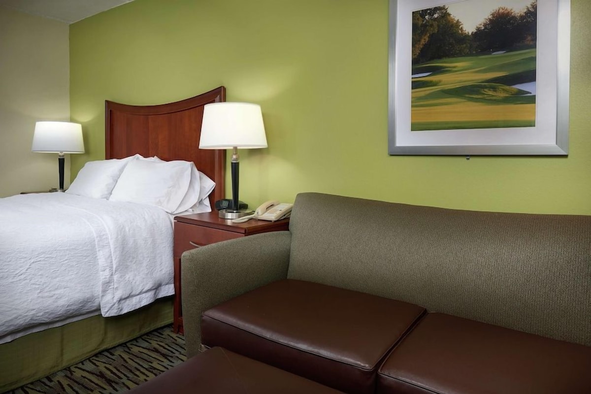 Desk, iron/ironing board, WiFi (free), alarm clocks