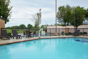 Piscine extérieure, chaises longues