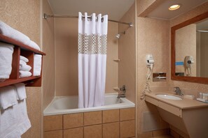 Standard 1 King Bed with Spa | Baño | Ducha y bañera combinadas y artículos de higiene personal gratuitos