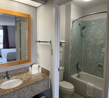 Bañera con ducha, toallas