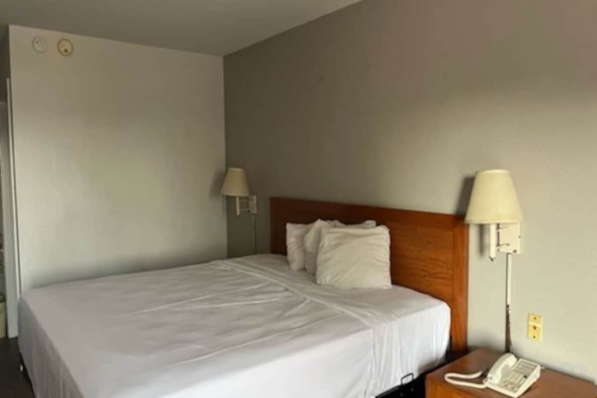 1 King Bed | Non-Smoking, Micfridge