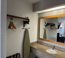 Bañera con ducha, toallas