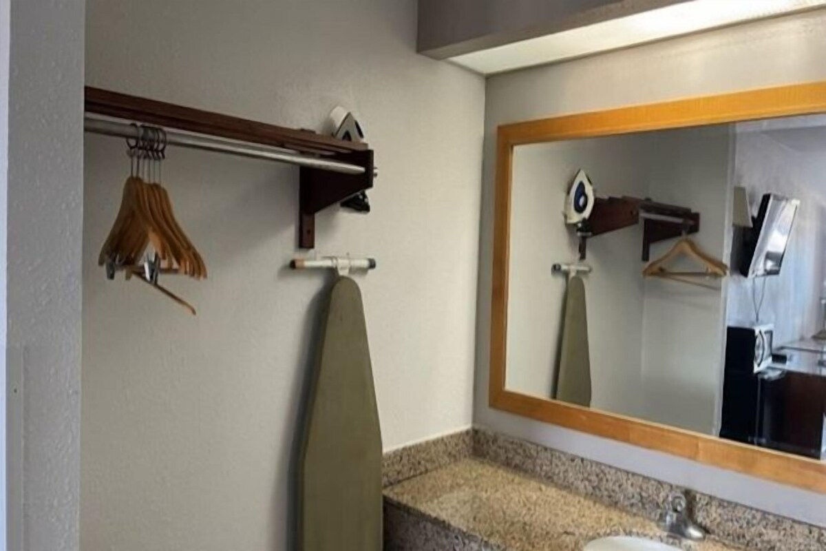 Combined shower/tub, towels