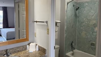 Suihkun ja ammeen yhdistelmÀ, pyyhkeet