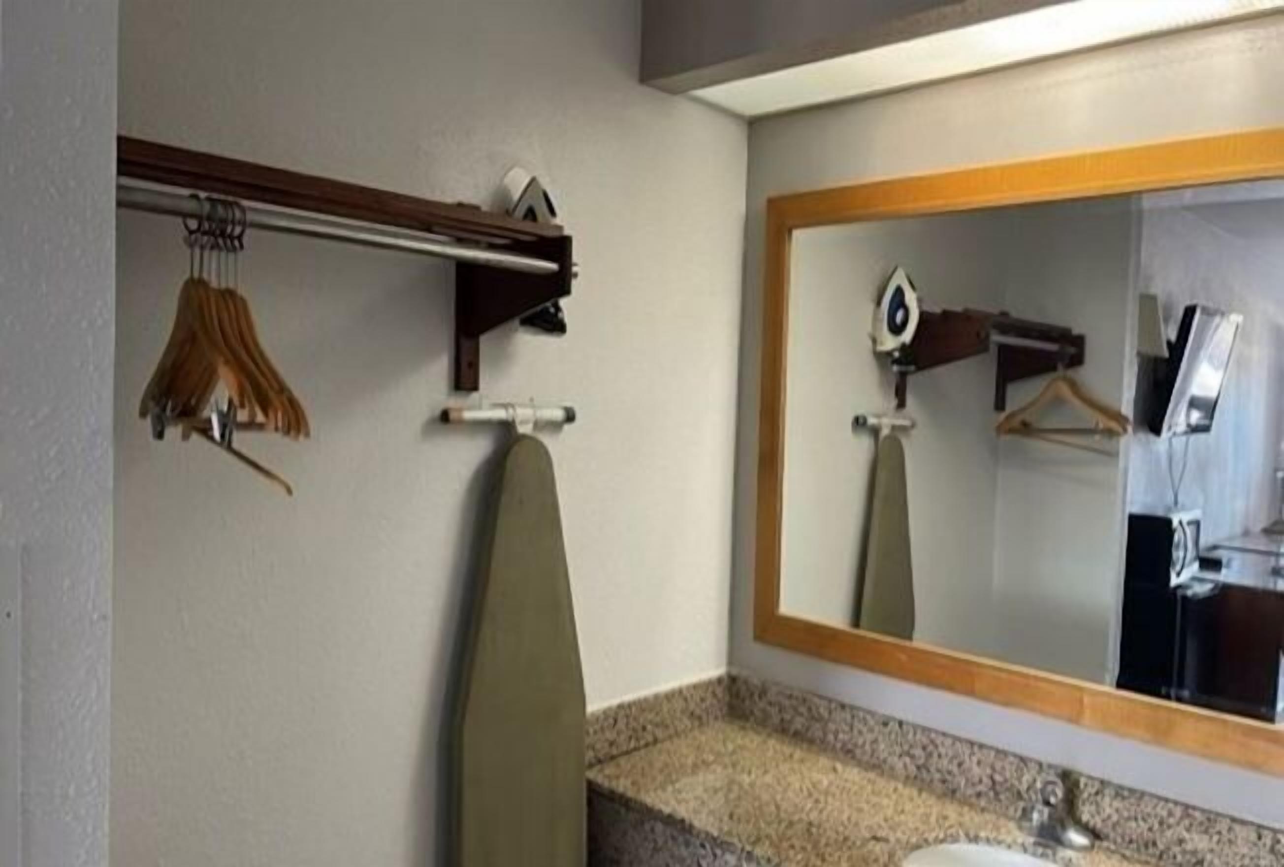Kombinasi shower/bathtub dan handuk