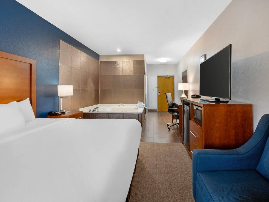 Escritorio, tabla de planchar con plancha, wifi gratis y ropa de cama