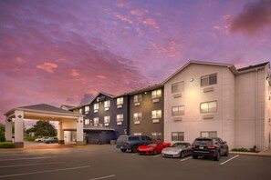 Exterior - Comfort Inn & Suites North Greenfield (Greenfield)
