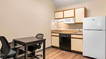 Lemari es besar, microwave, kompor, dan mesin pencuci piring