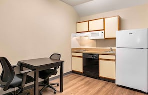 Full-size fridge, microwave, stovetop, dishwasher