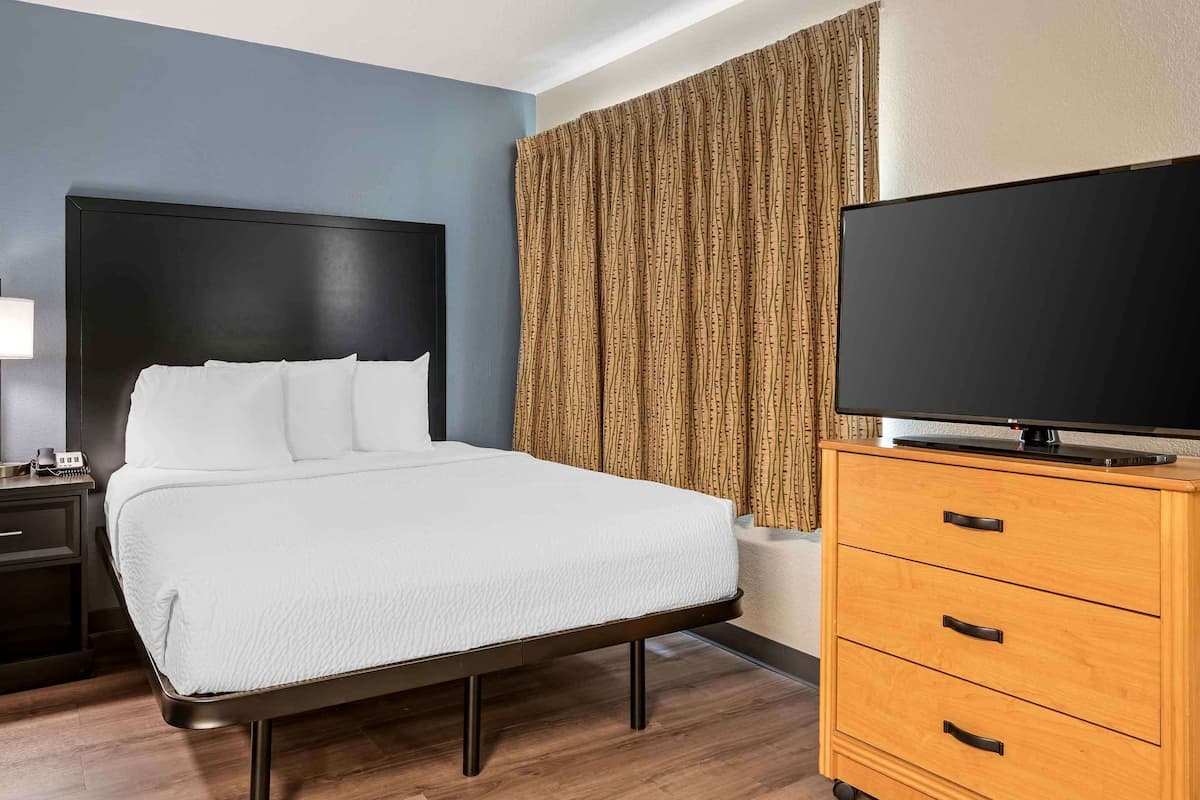 Pillowtop beds, desk, laptop workspace, iron/ironing board