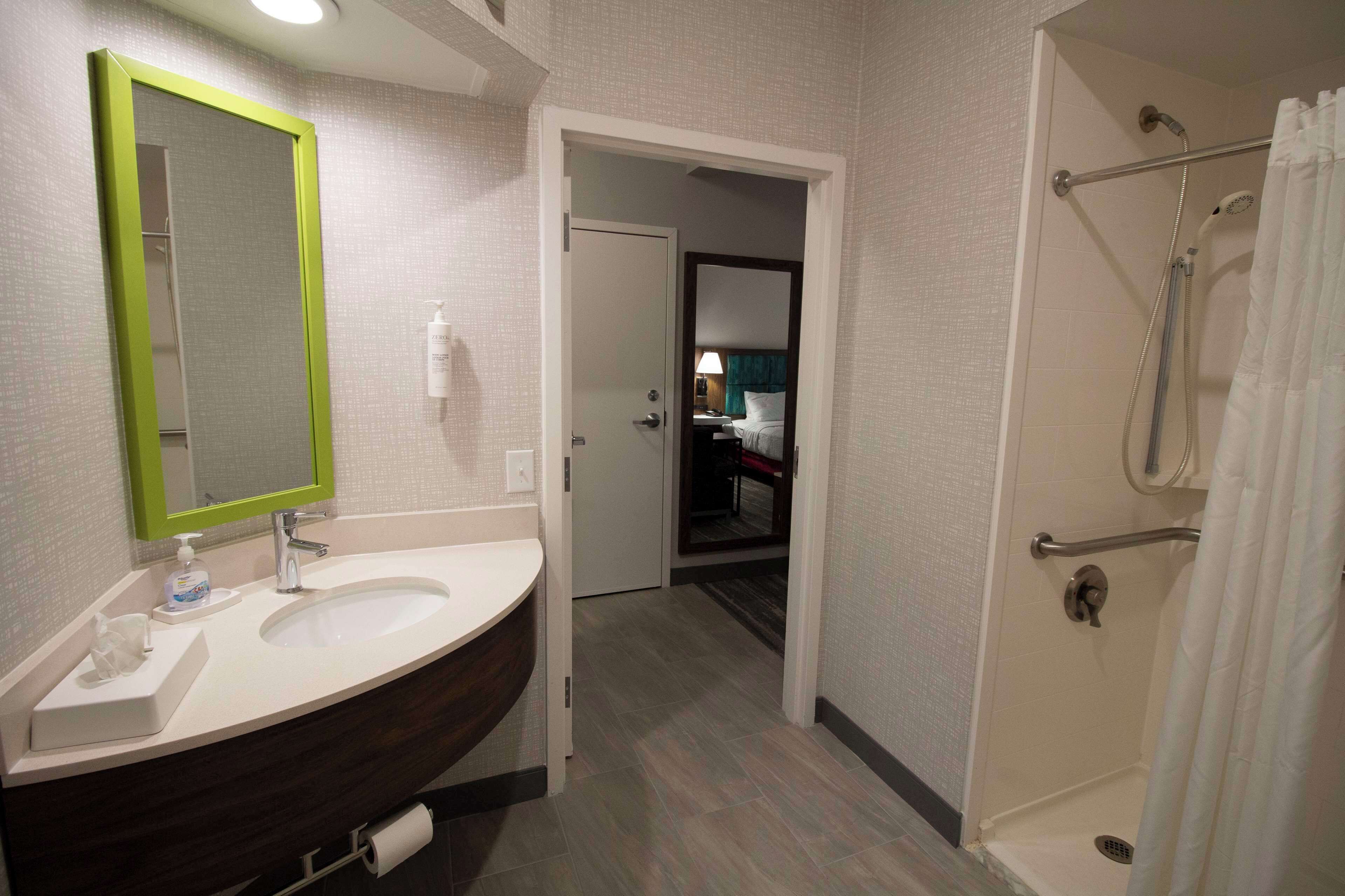 room, accessible, non smoking (hearing impaired/roll-in shower) | bathroom shower