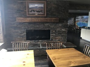 Lobby sitting area - ClubHouse Inn West Yellowstone (West Yellowstone)