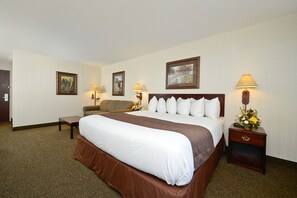 أسرّة بطبقة علوية مريحة ومكتب وستائر تعتيم ومكواة/لوح كي