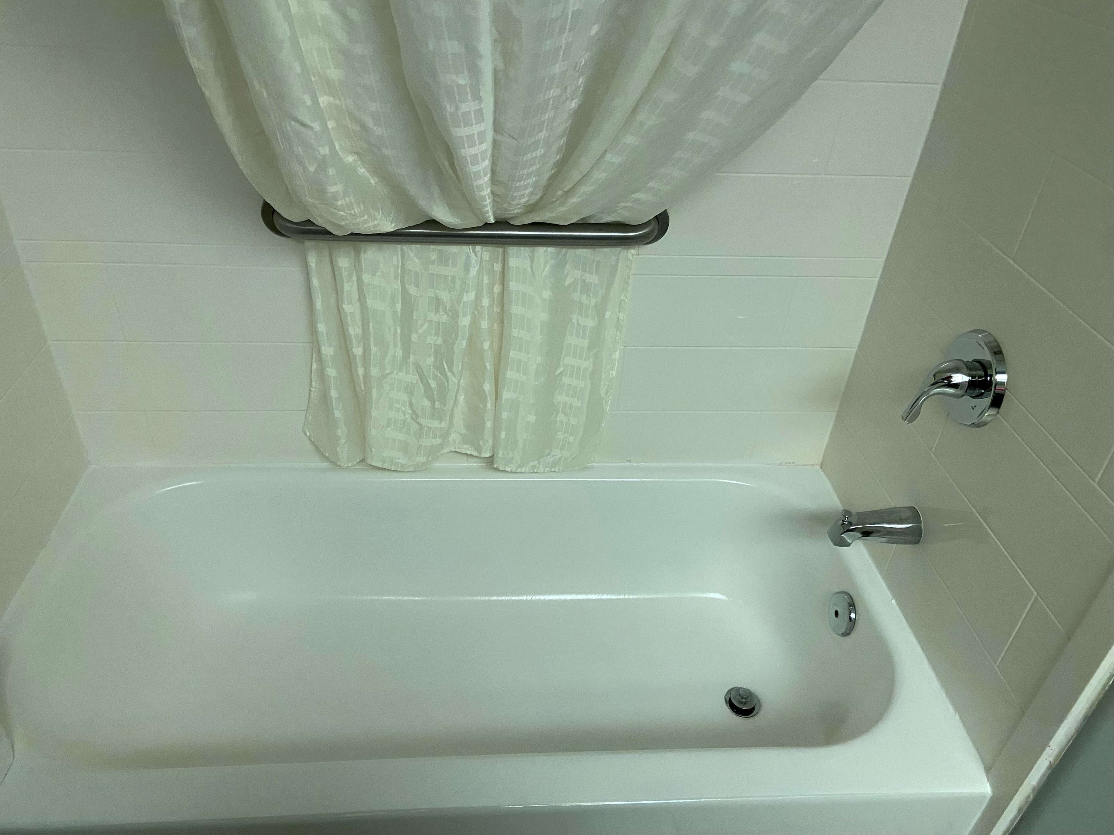 combined shower/bathtub, rainfall showerhead, free toiletries