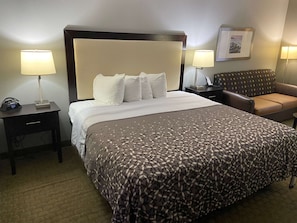 Standardzimmer, 1 King-Bett und Schlafsofa, Nichtraucher, Kühlschrank und Mikrowelle (with Sofabed) | Allergikerbettwaren, Pillowtop-Betten, Schreibtisch