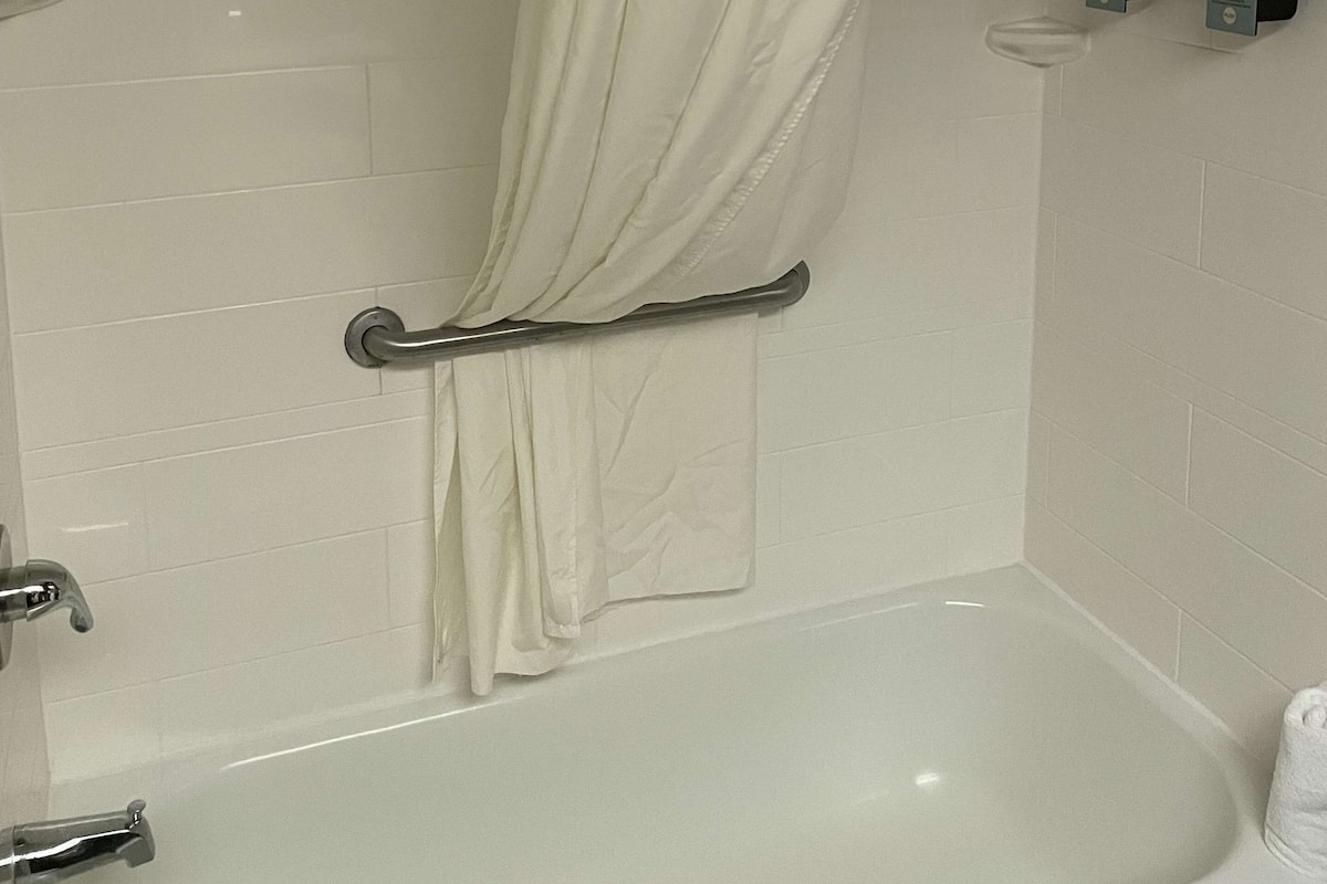 Baño | Tina con regadera, regadera tipo lluvia, amenidades de baño gratuitas