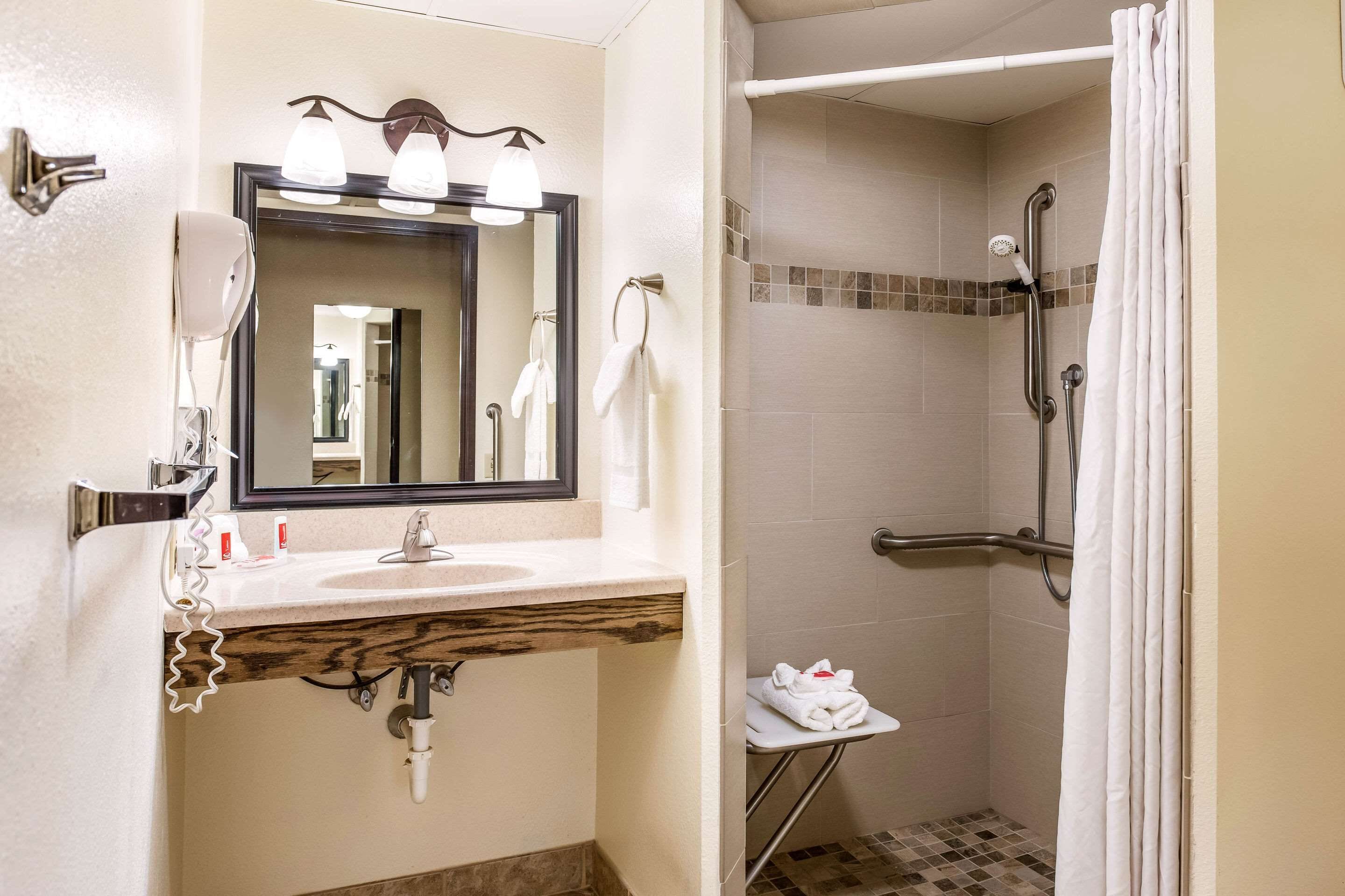 combined shower/bathtub, hair dryer, towels