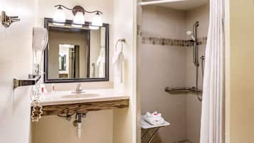 Combined shower/tub, hair dryer, towels