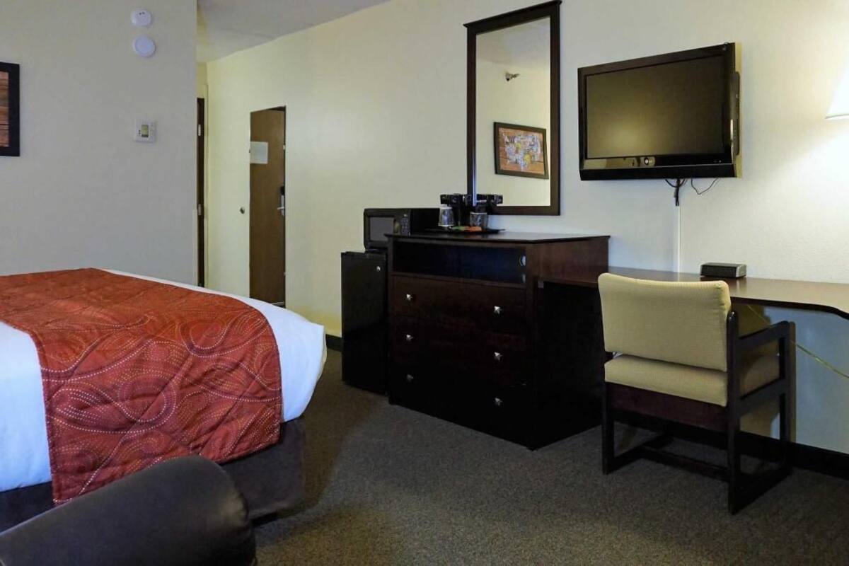 Desk, free WiFi, bed sheets