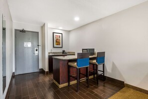 Cortinas opacas, tabla de planchar con plancha, cunas gratuitas
