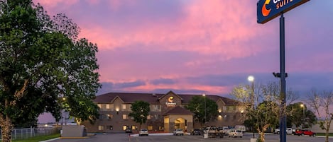 Un hôtel Comfort Suites doté d’un parking et d’une grande enseigne.