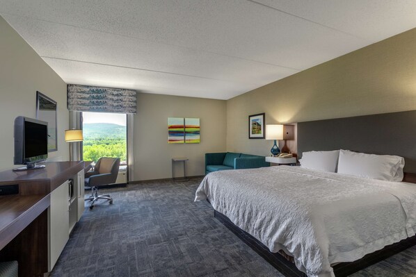 Premium bedding, desk, iron/ironing board, free WiFi