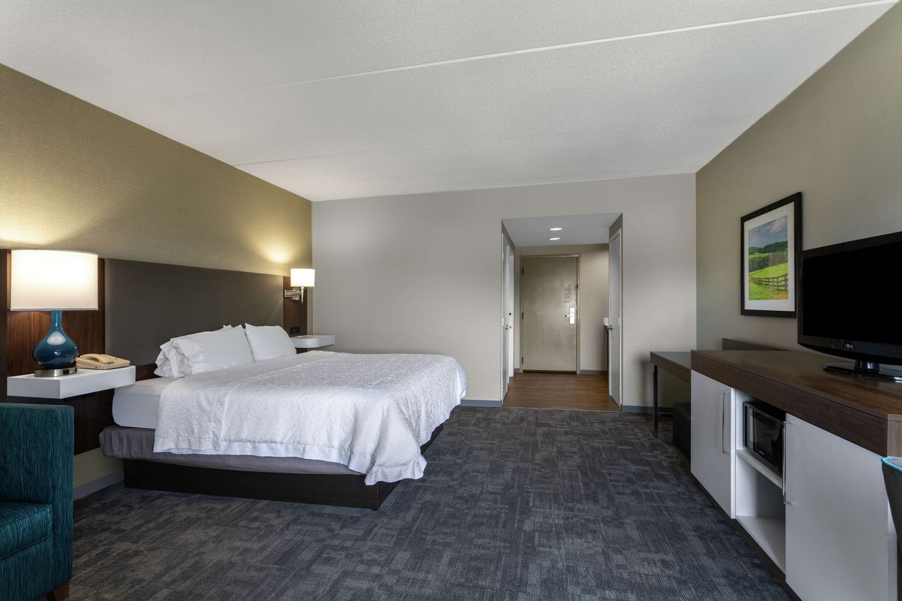 Premium bedding, desk, iron/ironing board, free WiFi