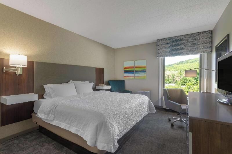 Premium bedding, desk, iron/ironing board, free WiFi