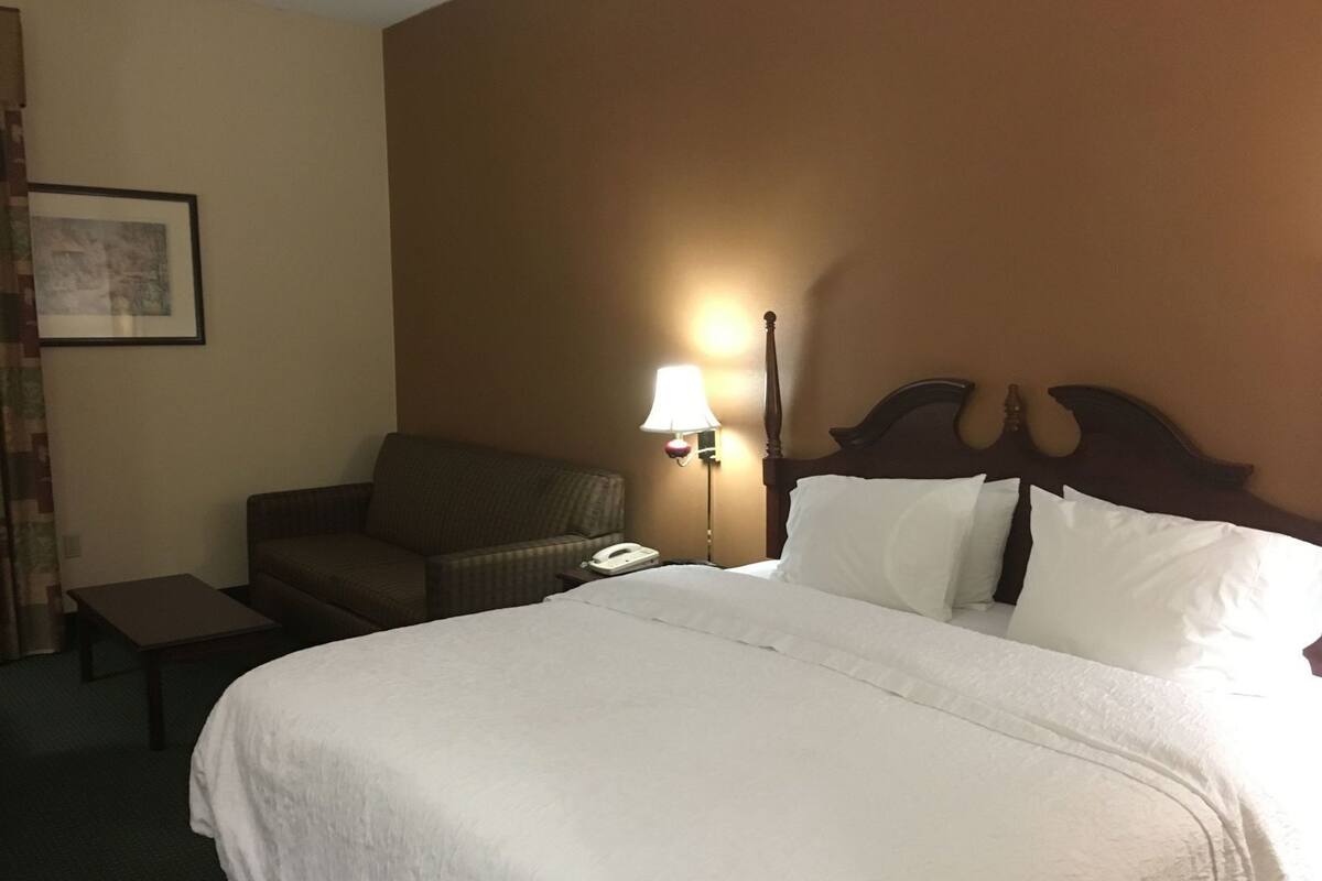 Premium bedding, desk, iron/ironing board, free WiFi