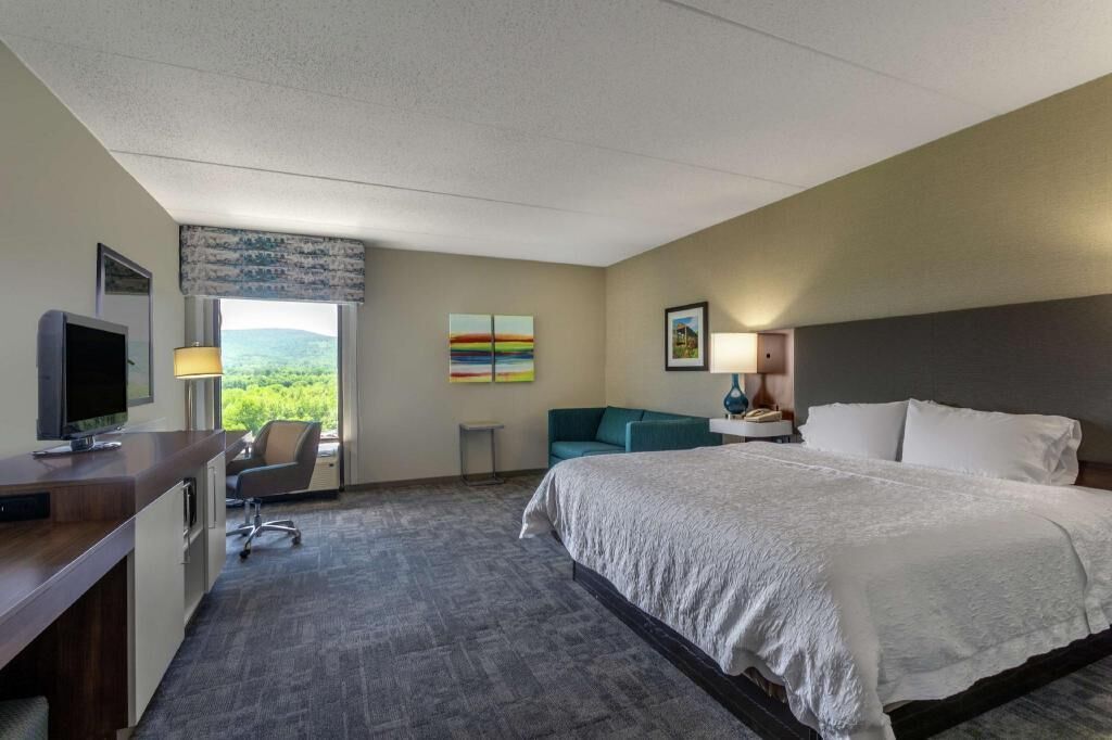 Premium bedding, desk, iron/ironing board, free WiFi