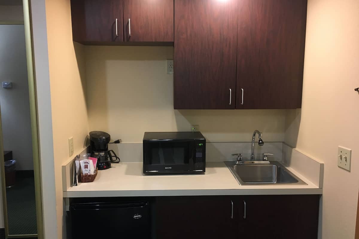 suite, 1 king bed, non smoking | private kitchenette | fridge, coffee/tea maker