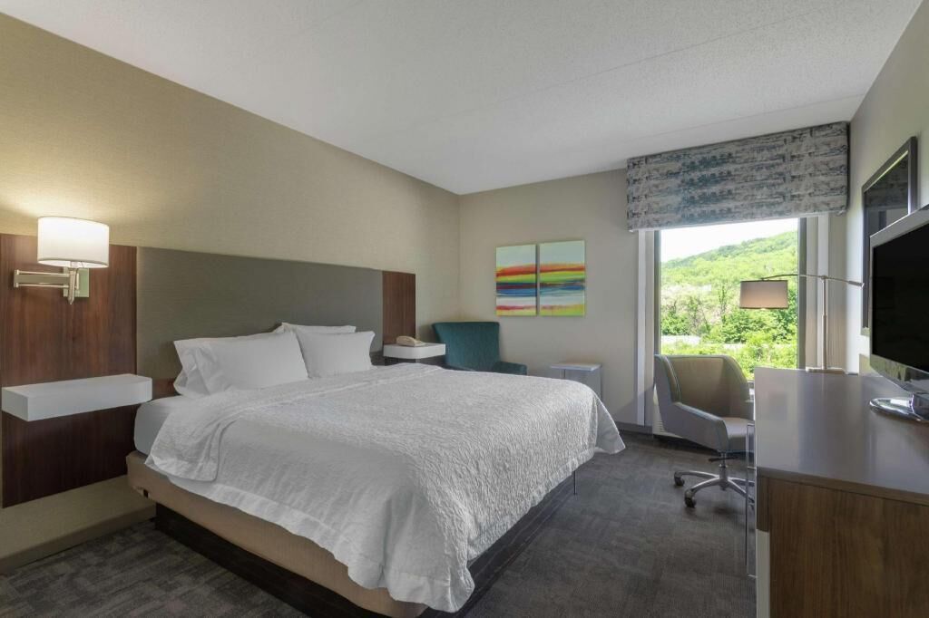 Premium bedding, desk, iron/ironing board, free WiFi