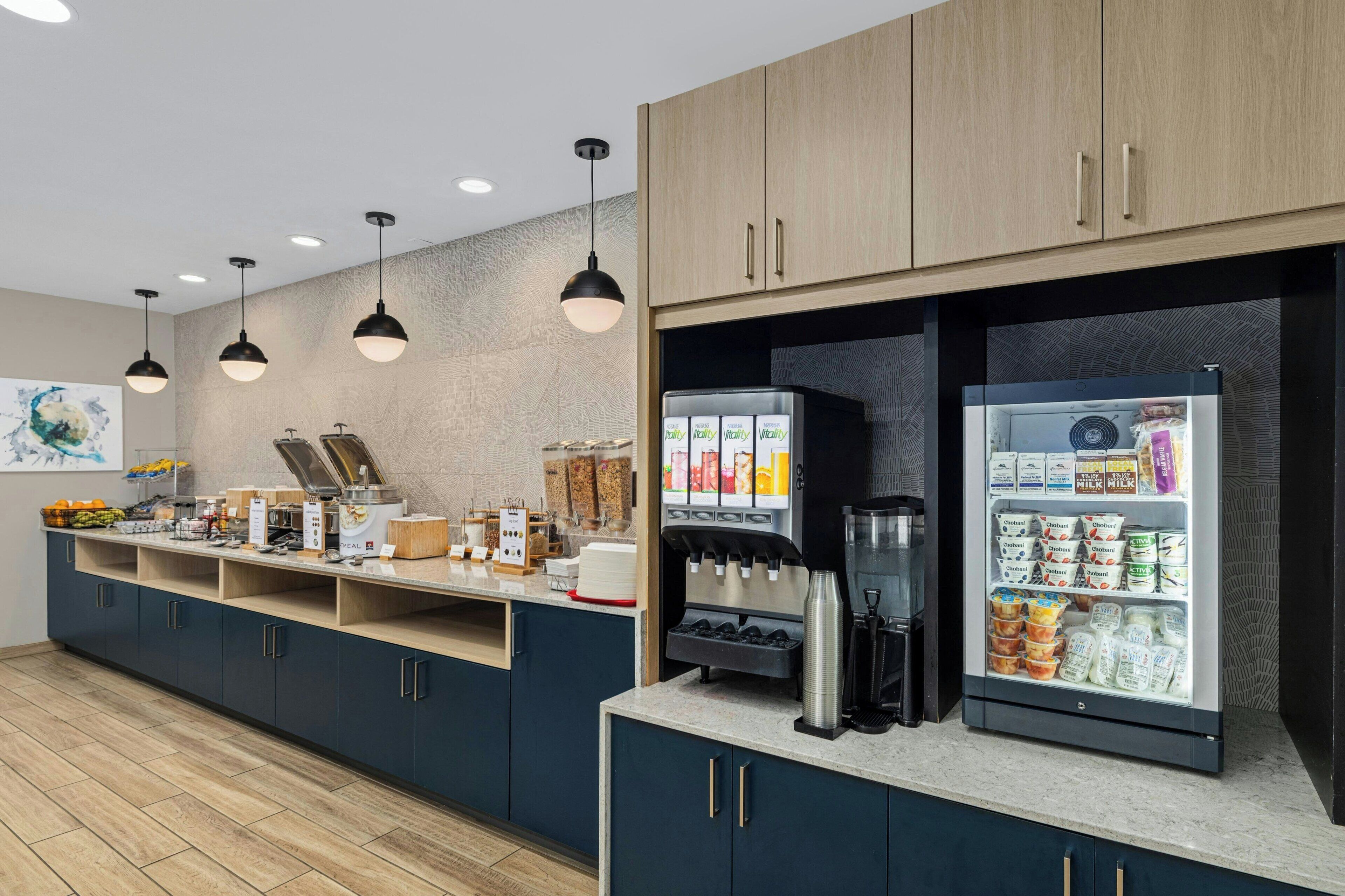 朝食 (コンチネンタル ブレックファスト)、毎日提供 (無料)