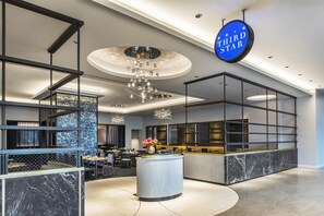 3 restaurants servant le petit déjeuner, le déjeuner et le dîner