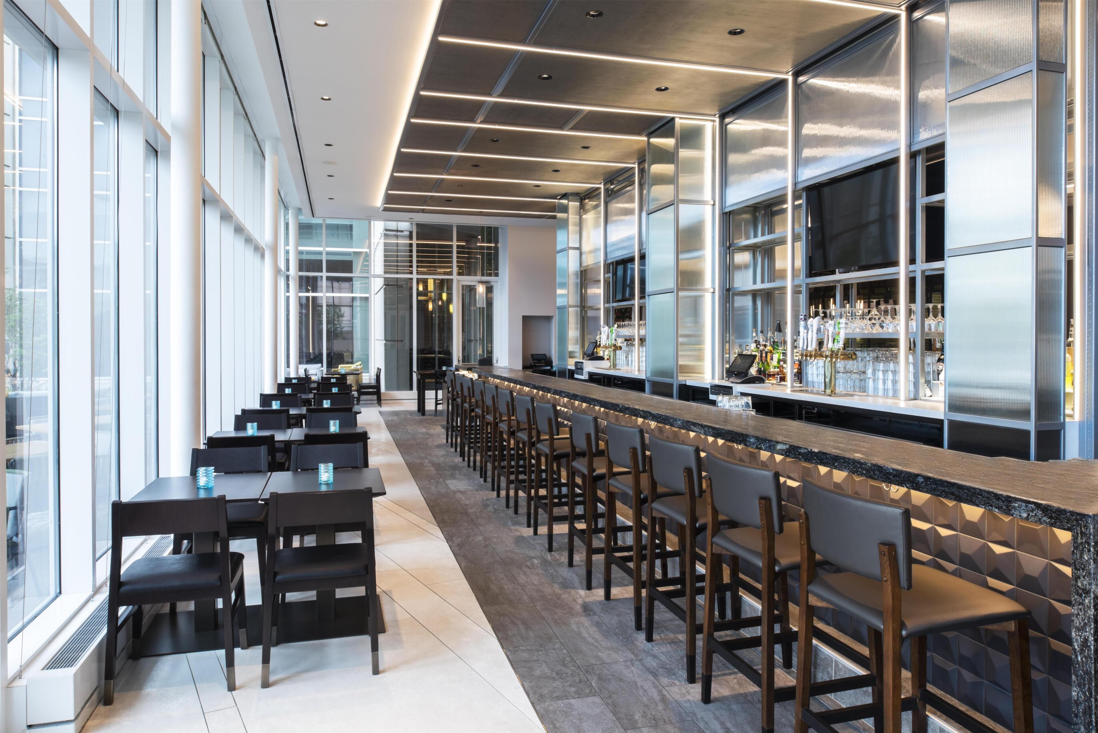 2 bars/lounges