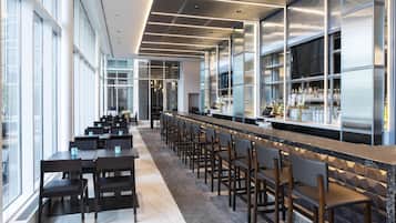 2 bars/lounges